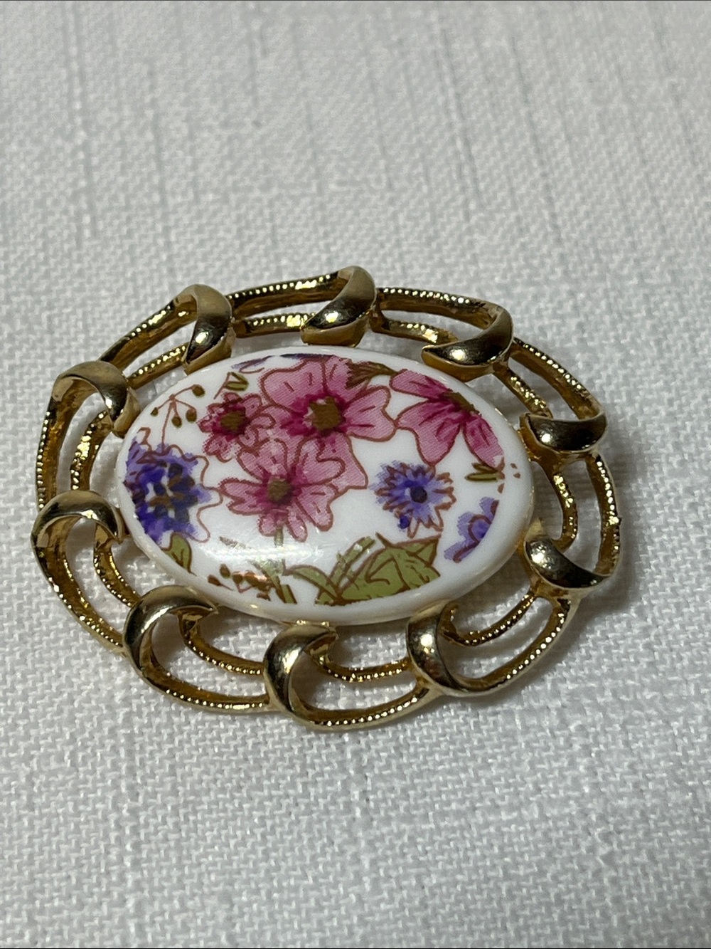 Vintage Sarah Coventry Floral Porcelain Gold-Tone Brooch - Pink & Purple